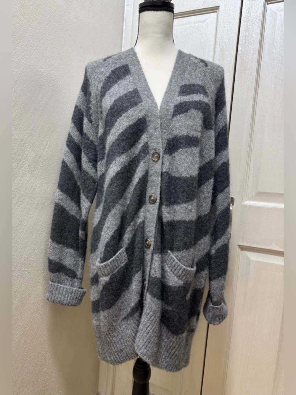Banana Republic Sz M oversized grey/black alpaca blend zebra-print knit cardigan - Picture 4 of 13